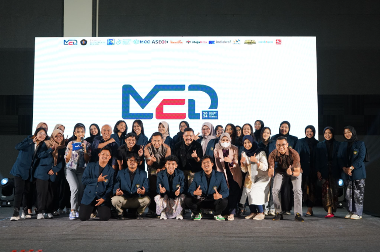 Sesi foto bersama para juri, pemateri, dan mahasiswa/i Universitas Brawijaya dalam acara Showcasing Management Entrepreneur Day 2024