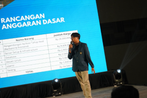 Student of Brawijaya University is explaining the budget plan of their group’s product idea 