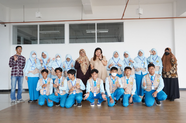 Hari pertama lokakarya Pengayaan Desain Grafis bersama siswa kelas 8 SMP Insan Amanah Malang