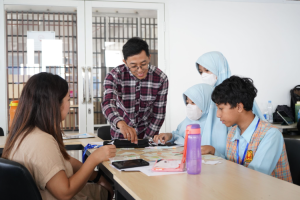 A facilitator from Let’s Play Indonesia accompanies students during the practice session 