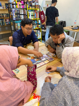 Ketiga Guru SD Insan Amanah sedang mencoba game PARKS